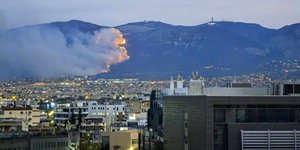 Μεγάλη αναζωπύρωση της φωτιάς στην Πάρνηθα