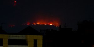 Ολονύχτια μάχη με τις φλόγες στη Πάρνηθα