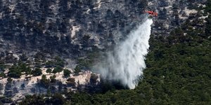 Ελικόπτερο κάνει ρίψη νερού στην Πάρνηθα