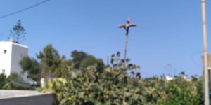 Σταύρωσαν κοράκι πάνω σε στύλο στην Πάρο