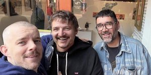 Ο Πέδρο Πασκάλ έξω από την έκθεση