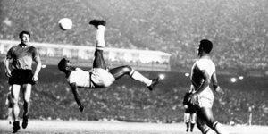 Ο Πελέ ενώ «ίπταται» σε ανάποδο ψαλίδι