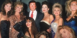 O Μπομπ Γκουτσιόνε με μοντέλα του Penthouse