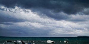 Η κακοκαιρία Petar πάνω από τις παραλίες της Κέρκυρας - Φωτογραφία: ΓΙΩΡΓΟΣ ΚΟΝΤΑΡΙΝΗΣ/ EUROKINISSI