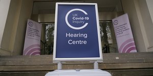 Πινακίδα για κέντρο εμβολιασμού covid-19