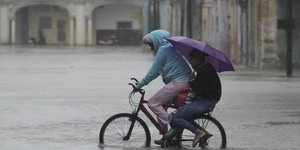 Ποδηλάτης σε πλημμυρισμένη περιοχή