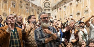 κοσμος εξω απο φυλακες 