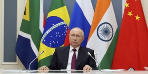 Ο Ρώσος πρόεδρος Βλάντιμιρ Πούτιν ακούει τους ηγέτες των BRICS