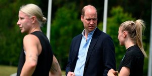 Ο πρίγκιπας Γουίλιαμ με παίκτριες της Εθνικής Αγγλίας