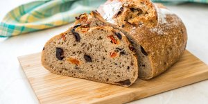 Συνταγή για ψωμί με λιαστές ντομάτες, φέτα και ελιές