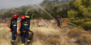 Στη μάχη οι πυροσβέστες