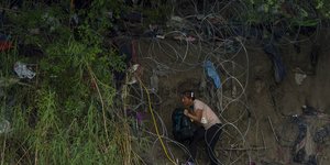 Μεξικανοί μετανάστες επιχειρούν να περάσουν από τον πλωτό αντιμεταναστευτικό φράκτη στον Ρίο Μπράβο