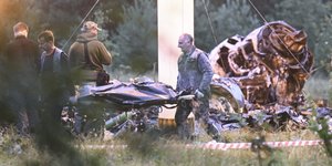 Συντρίμμια από το αεροπλάνο που θεωρείται πως επέβαινε ο ηγέτης της Wagner, Γιεβγκένι Πριγκόζιν / Φωτογραφία: AP Photos