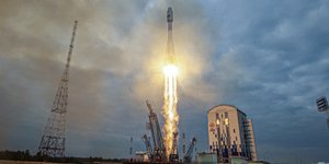 O πύραυλος Soyuz-2.1b με τον αυτόματο σταθμό προσεδάφισης Luna-25