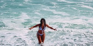 Η Ευγενία Σαμαρά «παλεύει» στα κύματα του ειρηνικού ωκεανού