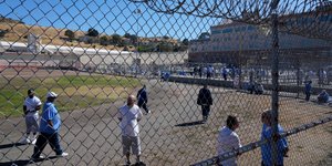 Κρατούμενοι στη φυλακή Σαν Κουέντιν στην Καλιφόρνια εκπαιδεύονται στις τηλεοπτικές και κινηματογραφικές παραγωγές