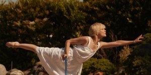 Η Σέλμα Μπλερ ποζάρει ως μπαλαρίνα με μπαστούνι