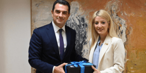 Ο υπουργός Ανάπτυξης Κώστας Σκρέκας, με την πρόεδρο του Δημοκρατικού Συναγερμού (ΔΗΣΥ) και πρόεδρο της Βουλής των αντιπροσώπων της Κυπριακής Δημοκρατίας, Αννίτα Δημητρίου