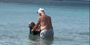 Ο ηλικιωμένος άνδρας κάνει «βαρκάδα» τον σκύλο του