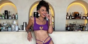 Η Μαρία Σολωμού με μαγιό στη Σαντορίνη