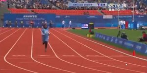 Η αθλήτρια από τη Σομαλία τερμάτισε τελευταία, 10΄΄ πίσω από τη νικήτρια στον αγώνα 100 μ. στην Κίνα