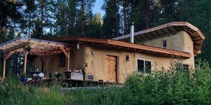 Ένα σπίτι φτιαγμένο από πηλό και άχυρα