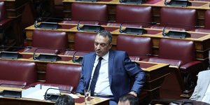 Βασίλης Στίγκας Βουλή Σπαρτιάτες κάθεται μόνος του