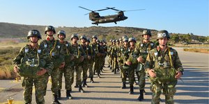Απονομή Πτυχίων και Διακριτικών Πτερύγων Αλεξιπτωτιστή Στατικού Ιμάντα σε Ευέλπιδες και Σπουδαστές της ΣΜΥ