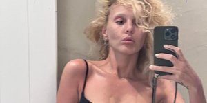 Η Τάμτα με μαύρο μαγιό