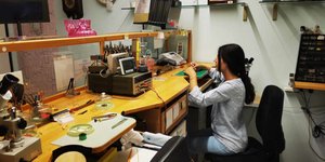 ίσω από τον ψηλό πάγκο, ανάμεσα σε μηχανισμούς και λεπτοδείκτες συναντάμε την Αγγελική Ταγκαλάκη