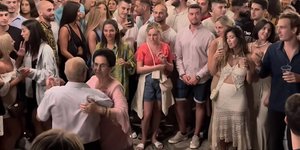 To ζευγάρι ηλικιωμένων που χορεύει βαλς στην Τήνο