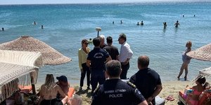 αστυνομικοί στην παραλία Τήνος παράνομες ξαπλώστρες ομπρέλες