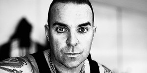 Ο Tony Lewis μοιάζει πολύ με τον Robbie Williams