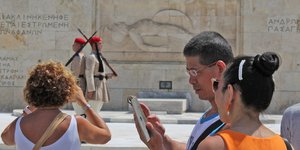 Τουρίστες στην «άδεια» από τους πολίτες της Αθήνα
