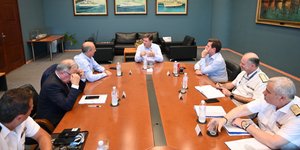 Συνάντηση Δ. Καιρίδη, Μ. Βαρβιτσιώτη, Γ. Οικονόμου και ηγεσίας Λιμενικού για το μεταναστευτικό