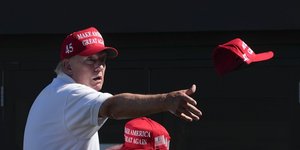 Ο Τραμπ πετάει καπέλα σε ψηφοφόρους του