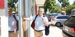 Ο Ευκλείδης Τσακαλώτος με το σακάκι στον ώμο