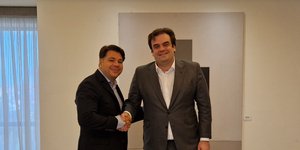 Τζορτζ Τσουνης και Κυριάκος Πιερρακάκης δίνουν τα χέρια