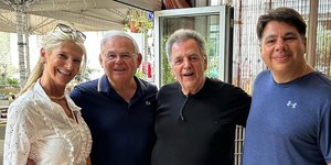 Τζορτζ Τσούνης Μπομπ Μενέντεζ Αθήνα Πλάκα