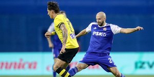 Ο Στίβεν Τσούμπερ με παίκτη της Ντιναμό