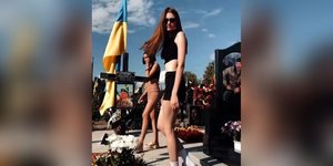 Σάλος με δύο Ουκρανές αδελφές που έκαναν... twerking σε νεκροταφείο πεσόντων στρατιωτών