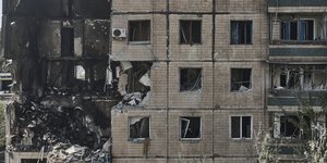 Ρωσικά πλήγματα σε πολυκατοικία στην Ουκρανία