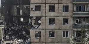 Ρωσικά πλήγματα σε πολυκατοικία στην Ουκρανία / Φωτογραφία αρχείου: AP Photos