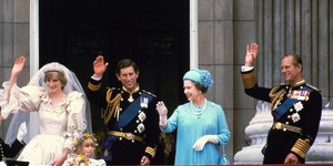 Η βασίλισσα Ελισάβετ φοράει μπλε στο γάμο της πριγκίπισσας Νταϊάνα και του πρίγκιπα Καρόλου τον Ιούλιο του 1981.