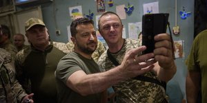 Ο πρόεδρος της Ουκρανίας, Βολοντίμιρ Ζελένσκι, βγάζει σέλφι με μέλος των Ενόπλων Δυνάμεων της χώρας