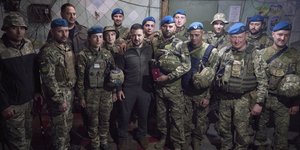 O πρόεδρος της Ουκρανίας, Βολόντιμιρ Ζελένσκι με Ουκρανούς στρατιώτες στο Ντονιέτσκ