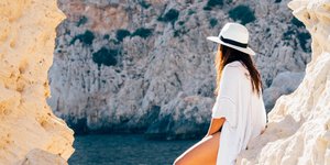 Γυναίκα κοιτάζει παραλία