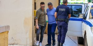 Μεταγωγή στον ανακριτή του 53χρονου κατηγορούμενου αστυνομικού στα Χανιά / Φωτογραφία: INTIME