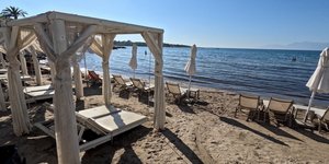 Ξαπλώστρες σε παραλία