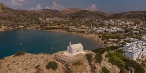 Ξωκλήσι σε βράχο